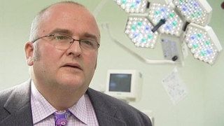 El doctor Simon Bramhall. YouTube